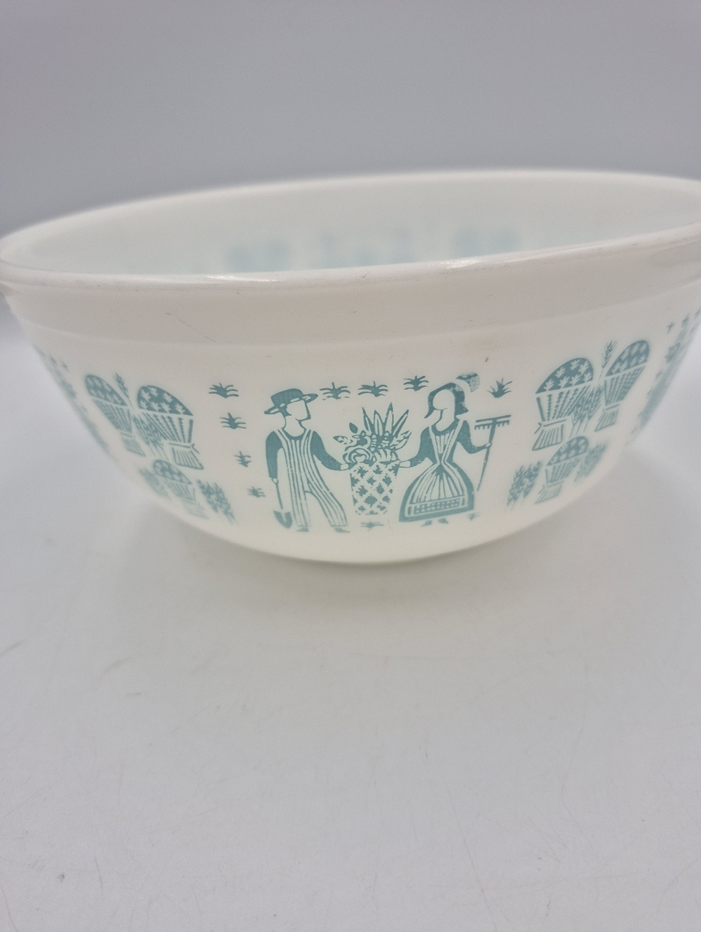 vintage Pyrex mixing bowl in the "Amish Butterprint" pattern,
